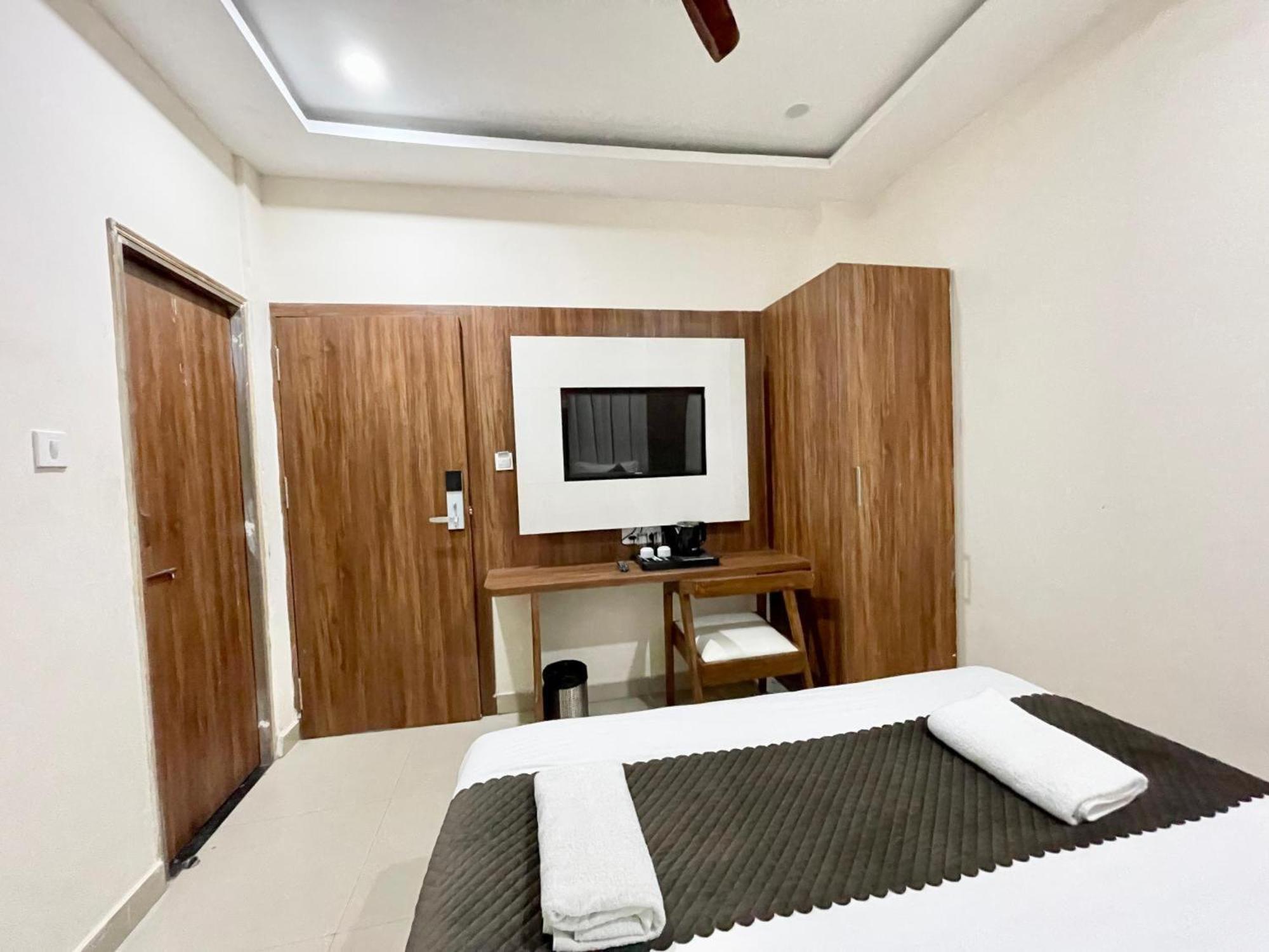 Shree Radha Krishna Hotel Varanasi